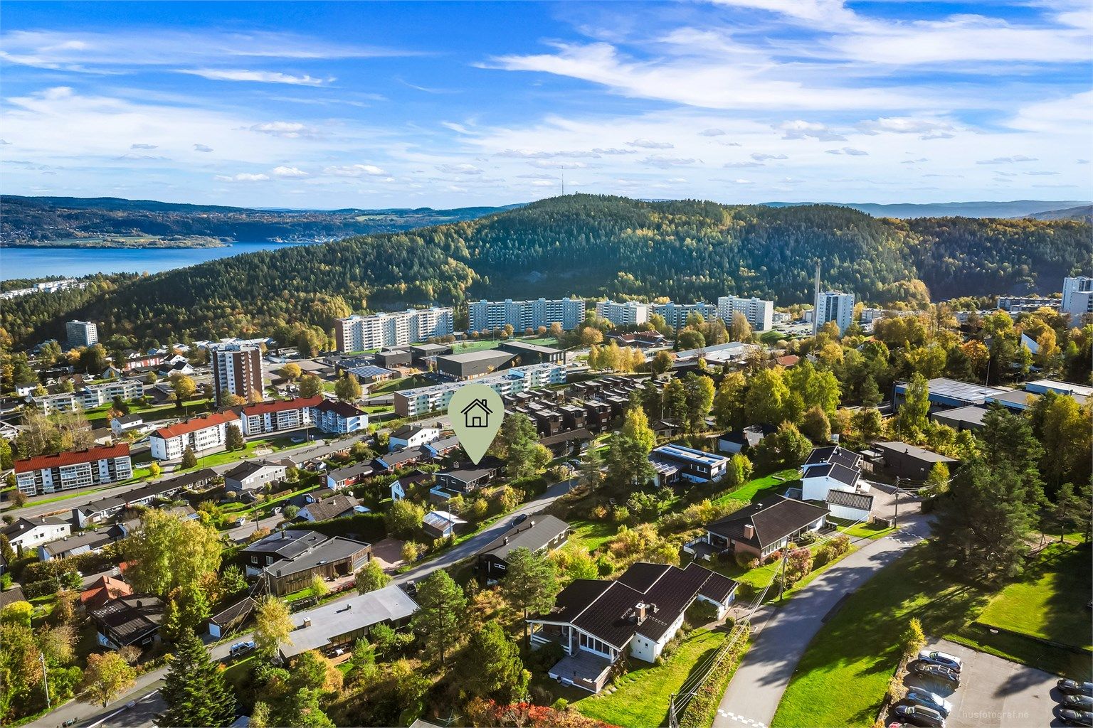 Gangavstand til bussholdeplass langs Austadveien og Høgda med gode forbindelser til Drammen sentrum.