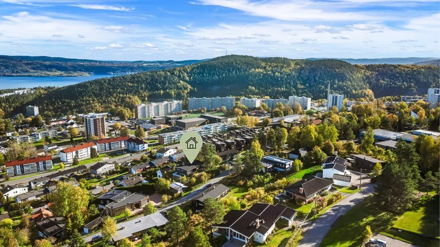 Gangavstand til bussholdeplass langs Austadveien og Høgda med gode forbindelser til Drammen sentrum.