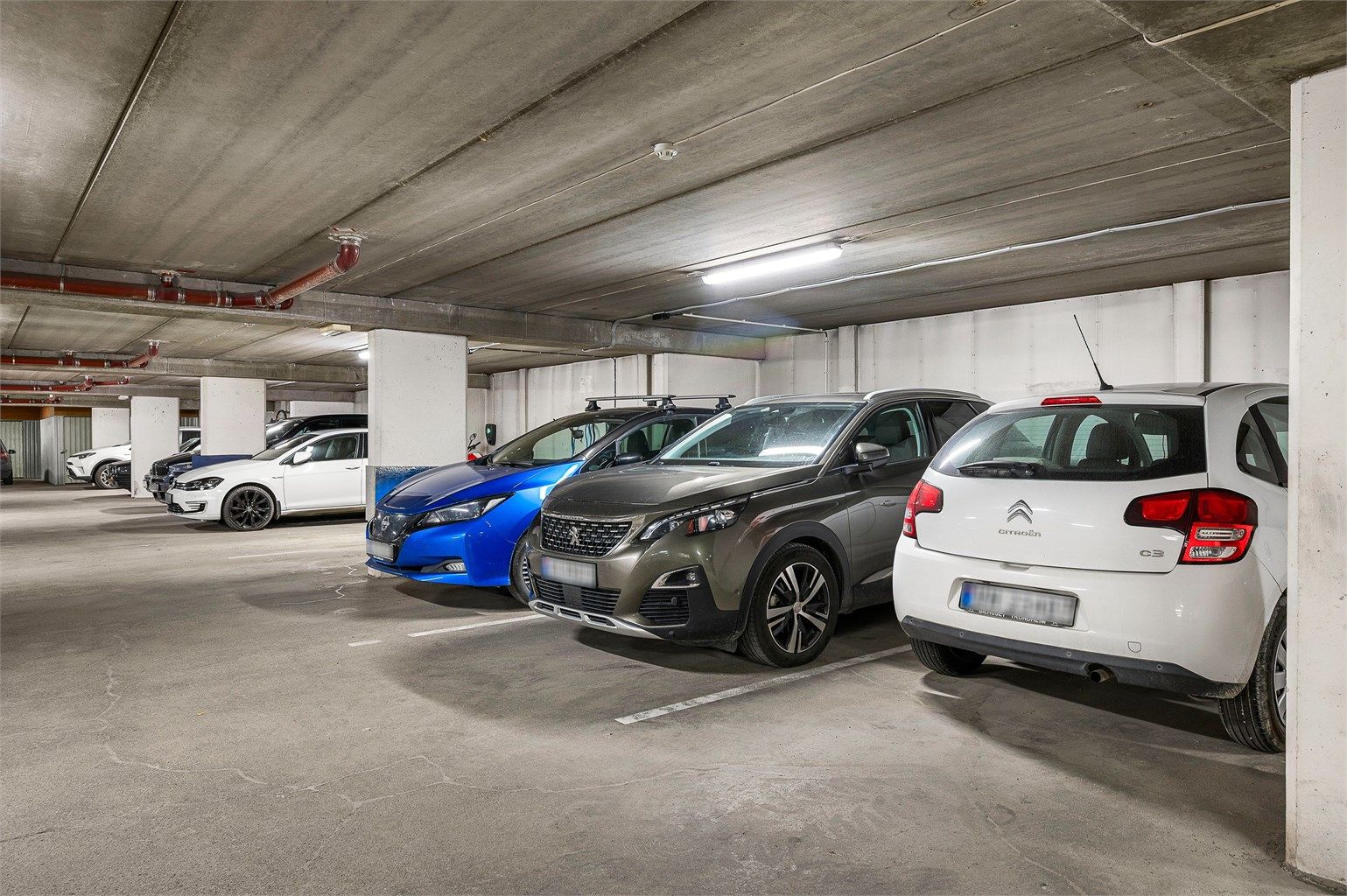 Felles underjordisk garasjeanlegg med fast parkeringsplass og heisadkomst. I tillegg disponerer leiligheten en praktisk bod på 5 kvm i kjelleren.