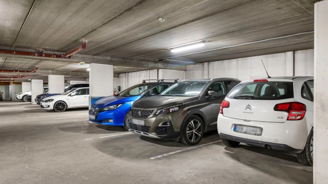 Felles underjordisk garasjeanlegg med fast parkeringsplass og heisadkomst. I tillegg disponerer leiligheten en praktisk bod på 5 kvm i kjelleren.