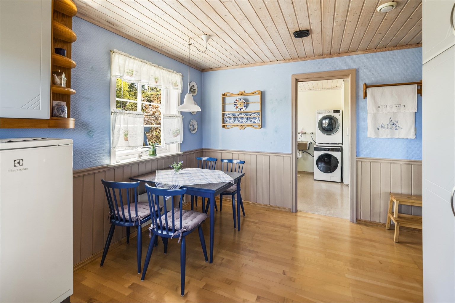 Kjøkkenet har god plass til en eget spisebord for frokosten, og har adkomst til vaskerommet.