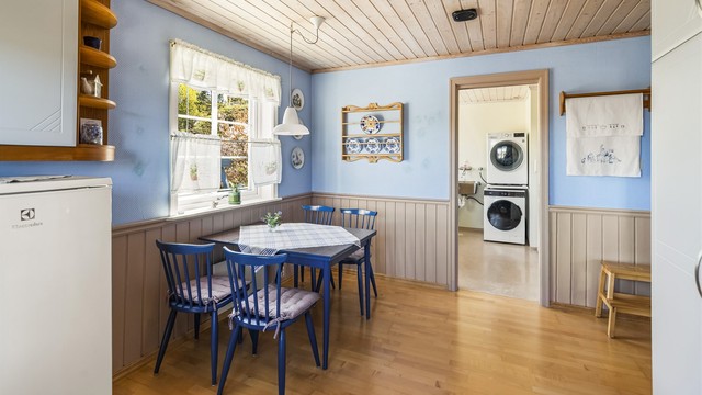 Kjøkkenet har god plass til en eget spisebord for frokosten, og har adkomst til vaskerommet.