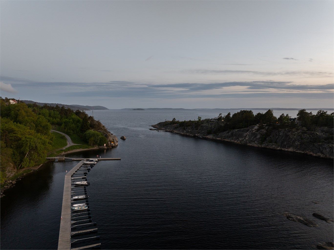 Mellom den østre bryggen og bryggeanlegget på motsatt side av Mørviksundet er det i rett luftlinje kun ca. 200-300 meter.