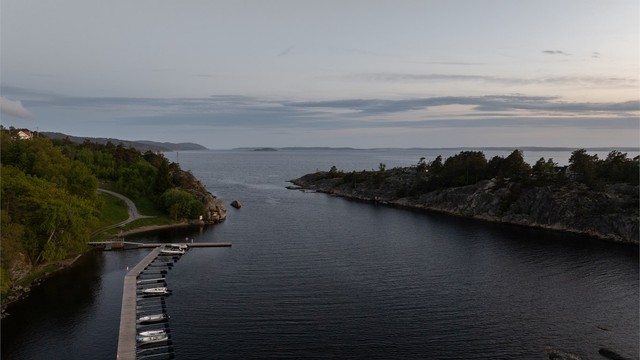 Mellom den østre bryggen og bryggeanlegget på motsatt side av Mørviksundet er det i rett luftlinje kun ca. 200-300 meter.