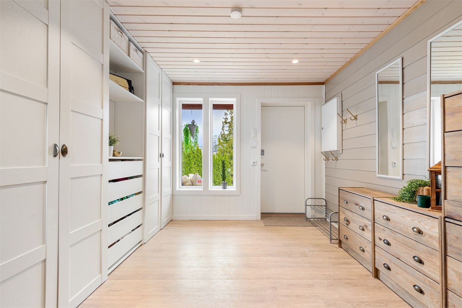 Hallen har rikelig med plass til garderobeløsninger for hele familien.