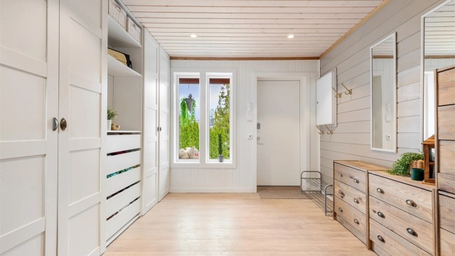 Hallen har rikelig med plass til garderobeløsninger for hele familien.