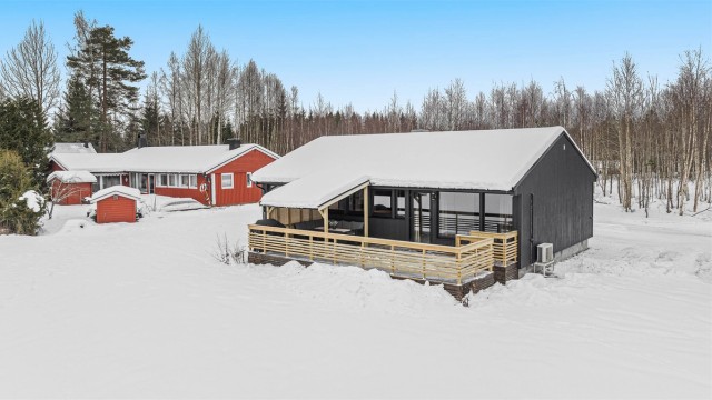 Boligen har en stor sydvestvendt terrasse