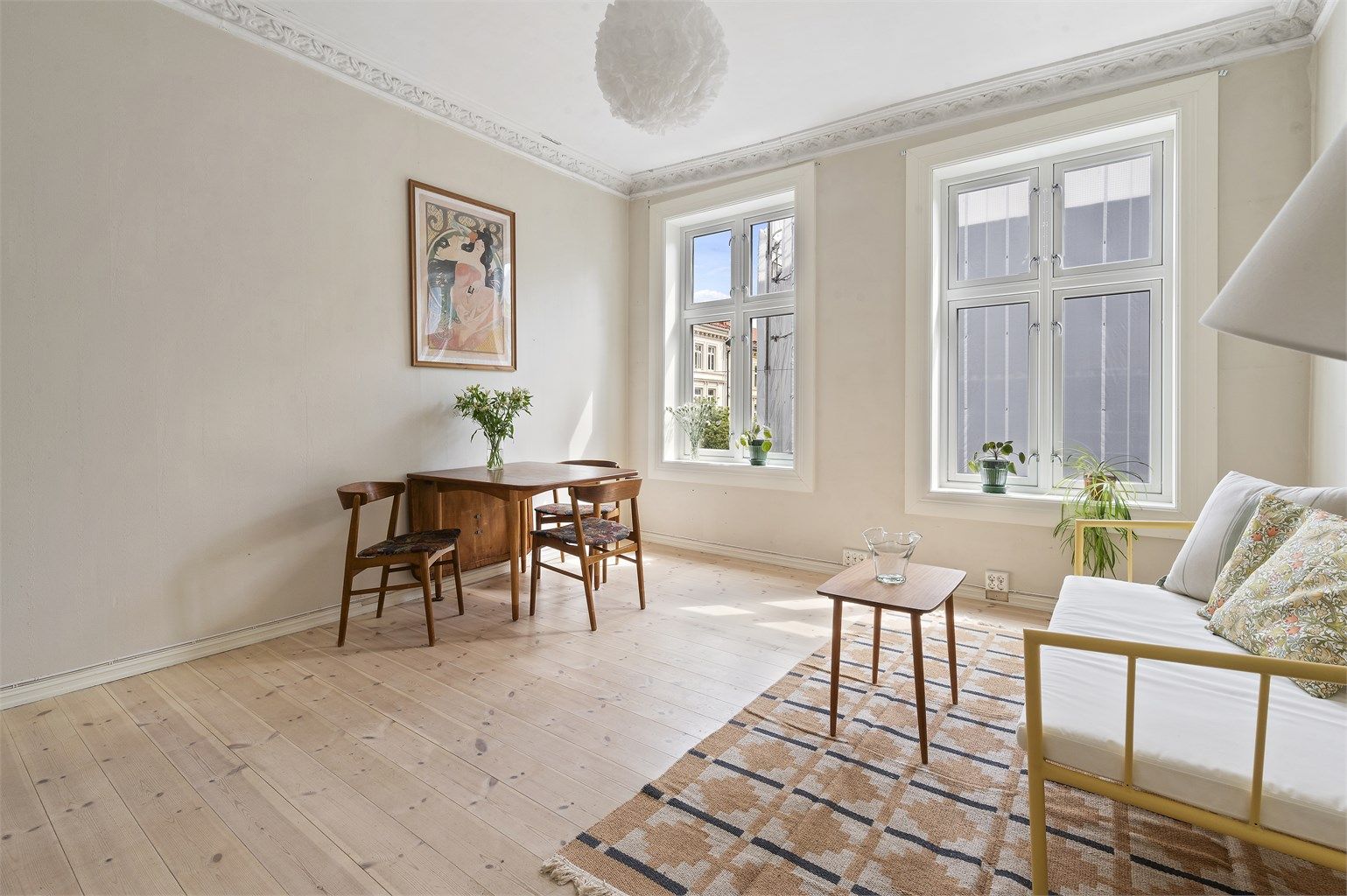 Leiligheten ligger i tredje etasje i en klassisk bygård fra slutten av 1880-tallet, og er gjennomgående. 