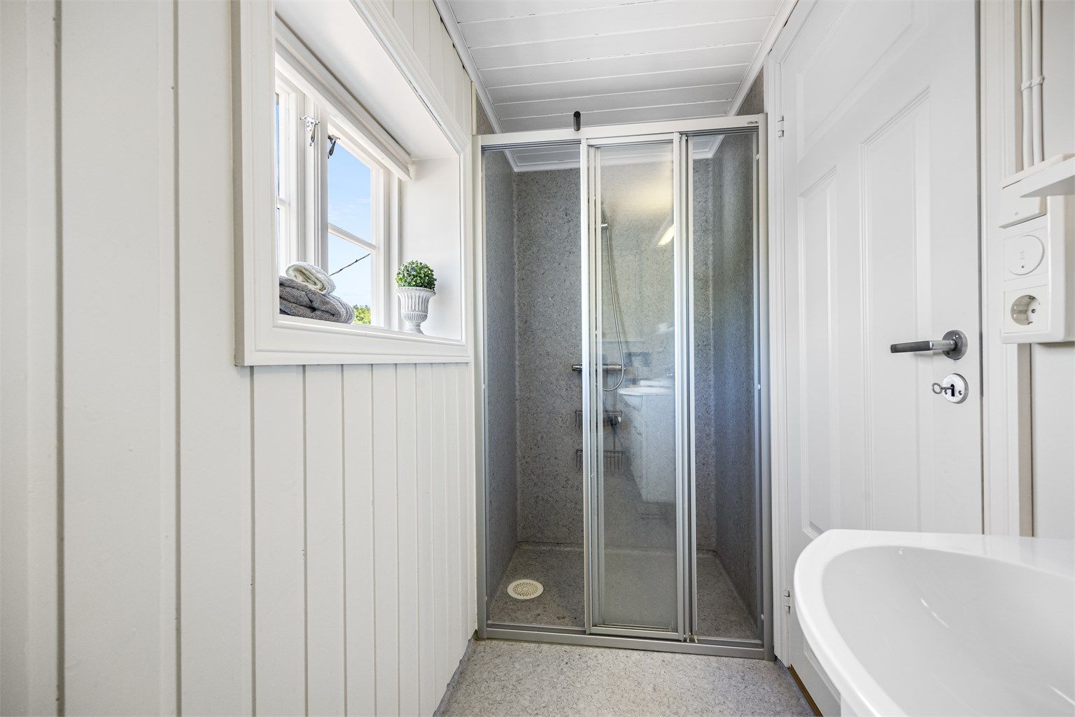 Badet er utstyrt med dusjhjørne.