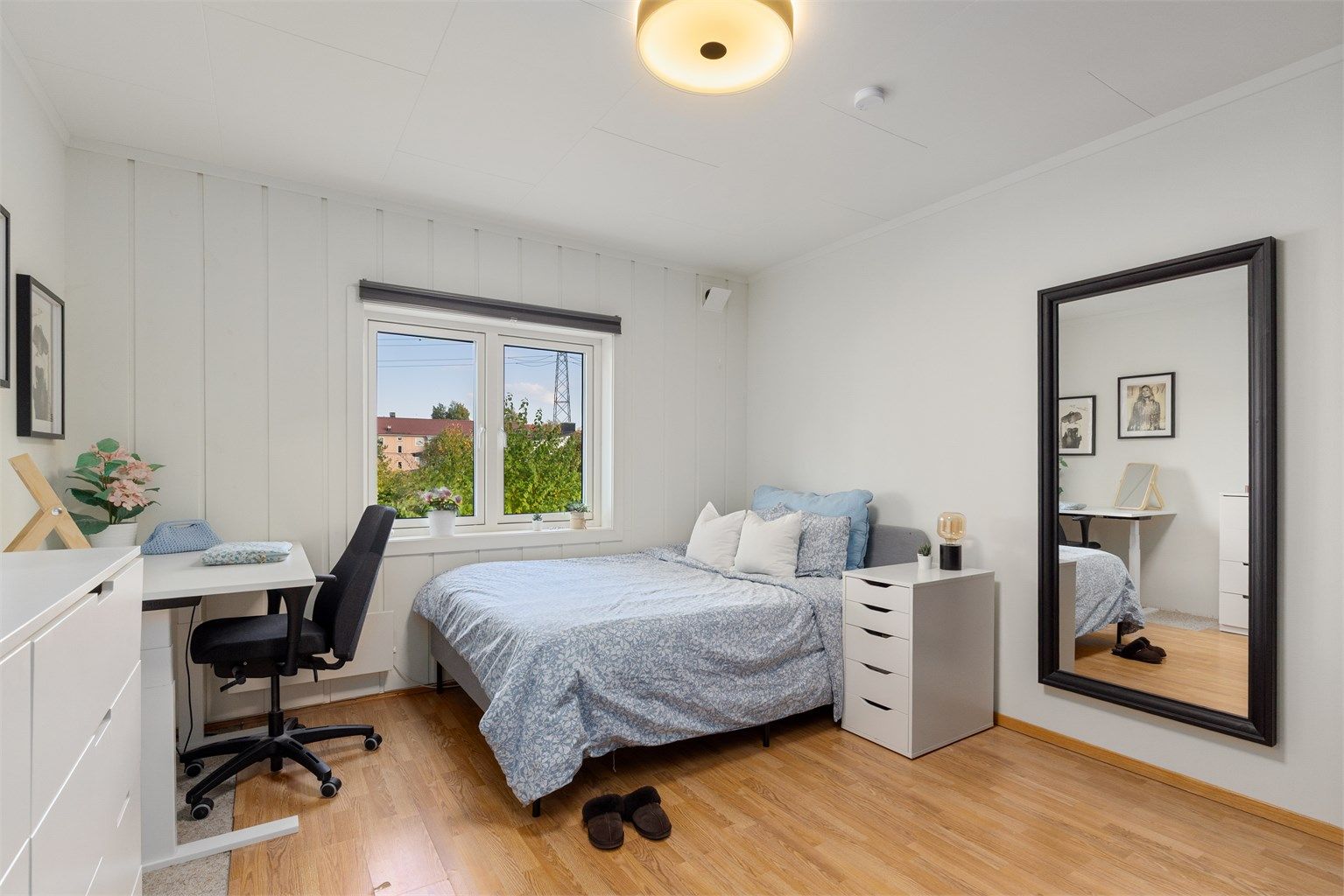 Soverom i 1. etasje med plass til dobbeltseng, nattbord og skrivebord.