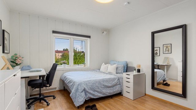 Soverom i 1. etasje med plass til dobbeltseng, nattbord og skrivebord.