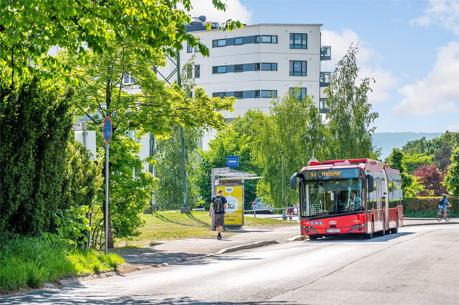 Fra busstoppet Etterstad vest, kun en kort spasertur unna, går busslinje 37 med avganger døgnet rundt.
