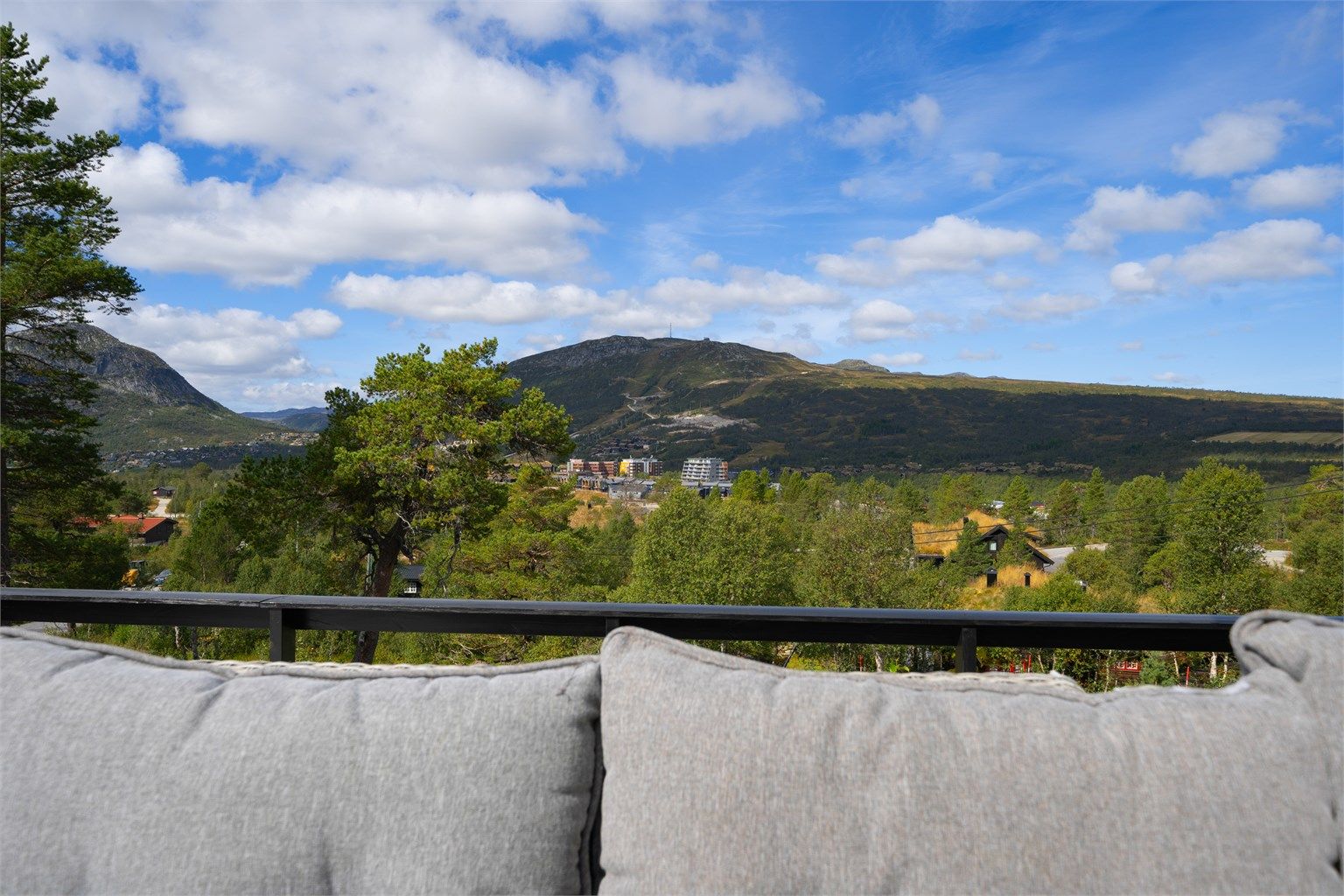 Utsikten mot skisenteret og Vidmyr.