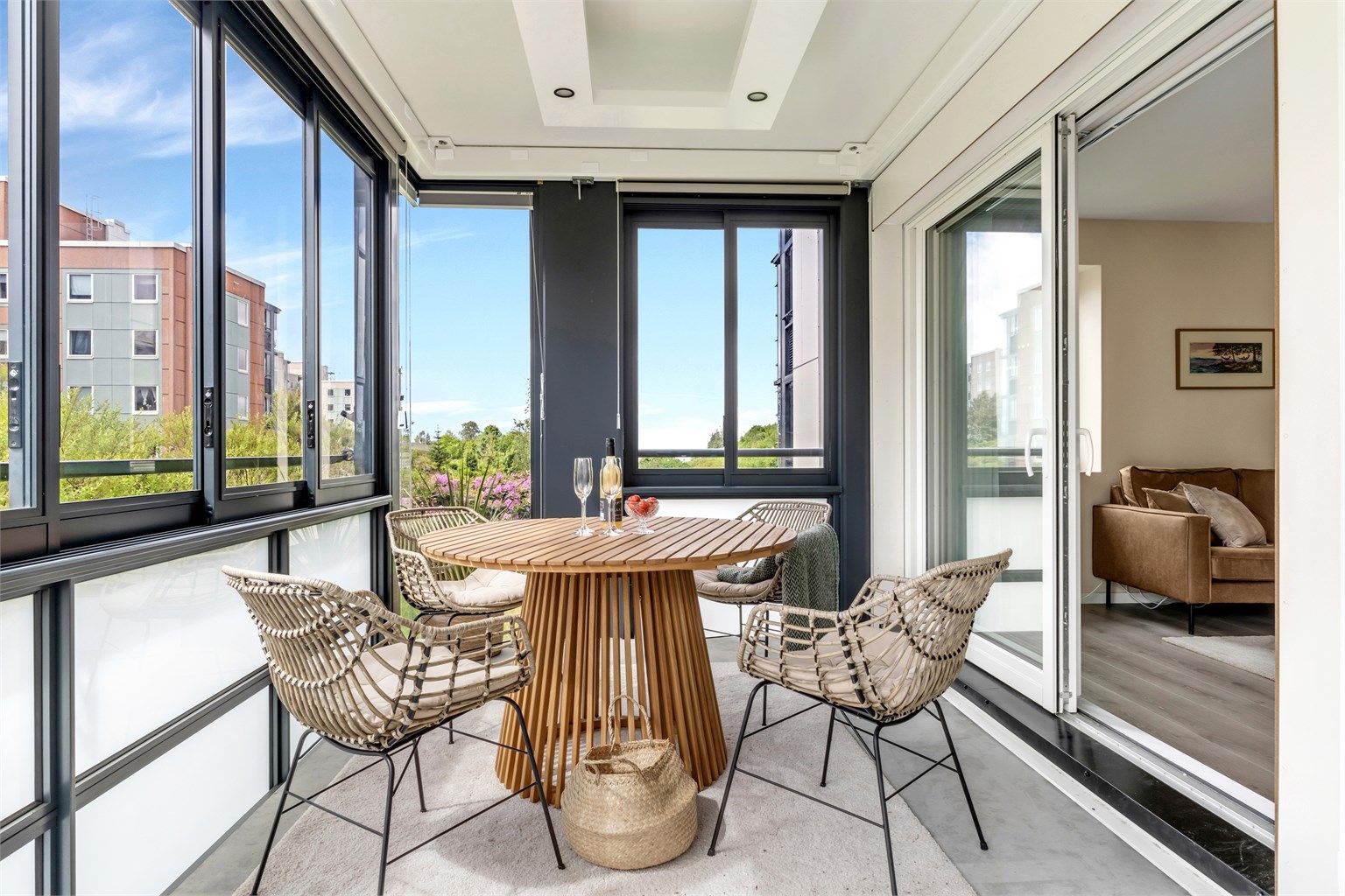 Fra stue har man utgang til en innglasset sørvestvendt balkong på 12 kvm som ble rehabilitert i 2024.