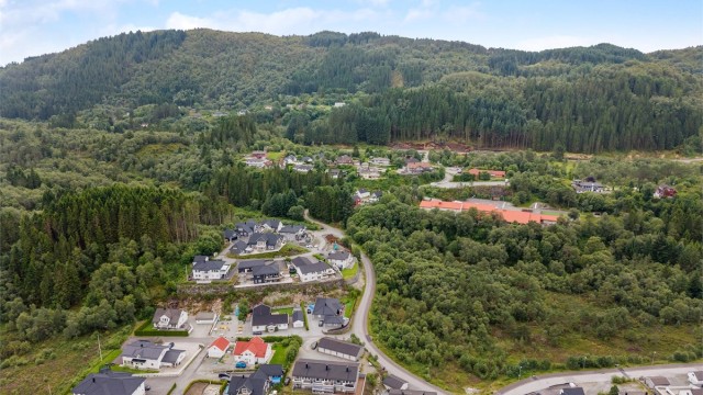 Moldekleivmarka 61 ligger i et rolig og etablert boligområde på Frekhaug, i svært barnevennlige omgivelser.