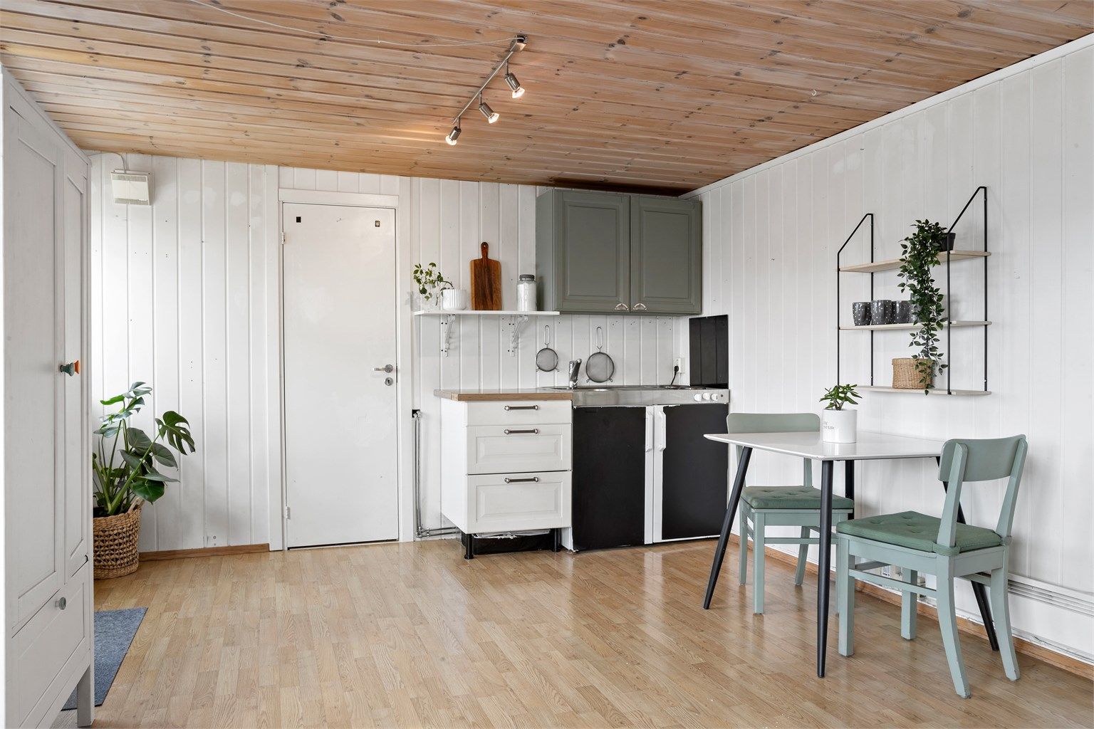 Rommet er utstyrt med et praktisk hybelkjøkken.