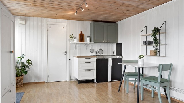 Rommet er utstyrt med et praktisk hybelkjøkken.