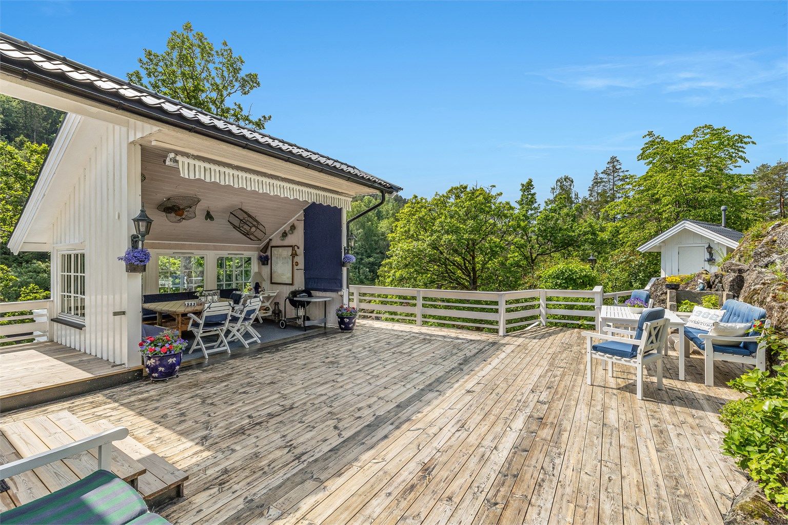 Stort, solrikt og bruksvennlig uteområde.