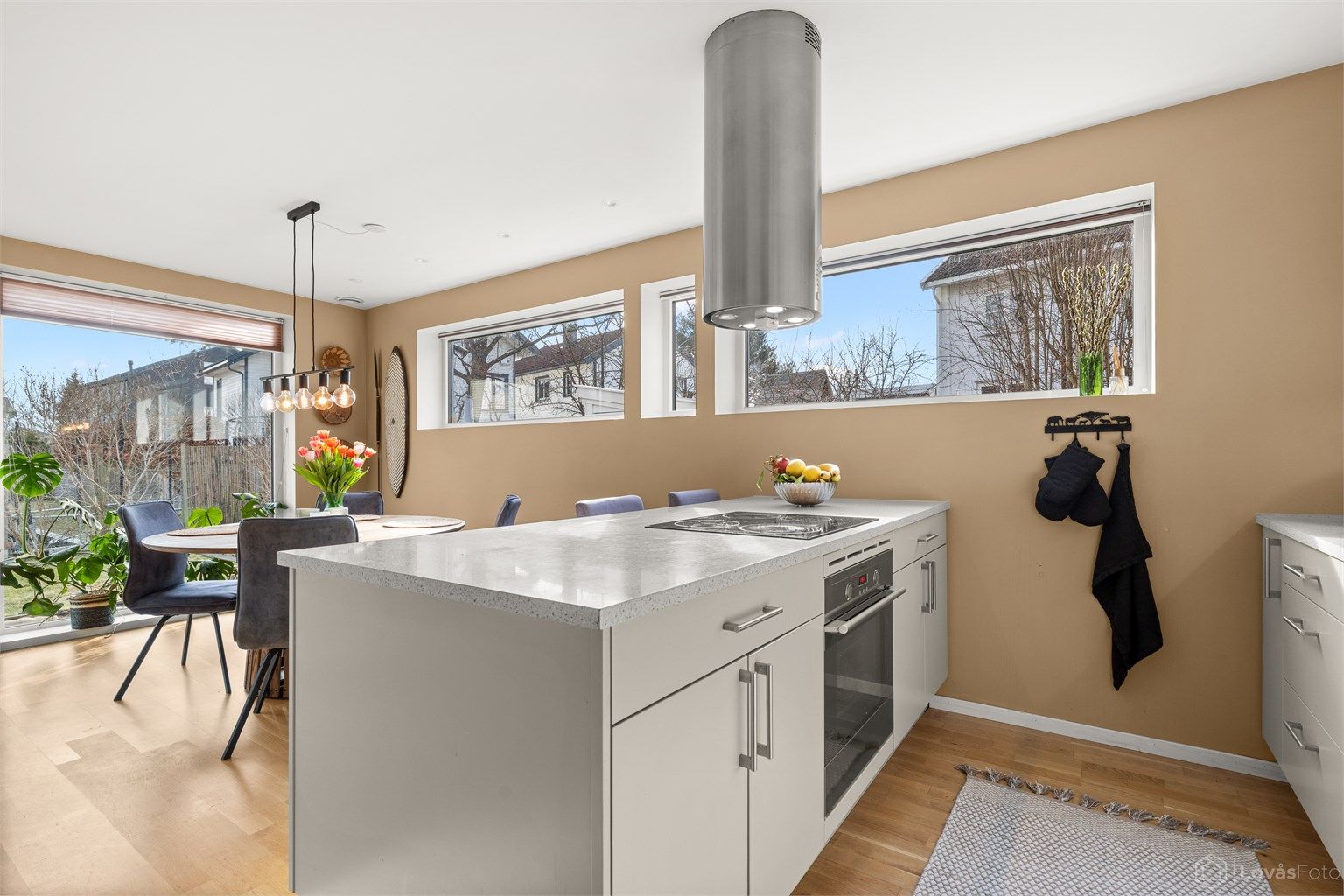 Kjøkkenøya er utstyrt med induksjonstopp og stekeovn. Alle hvitevarer medfølger.