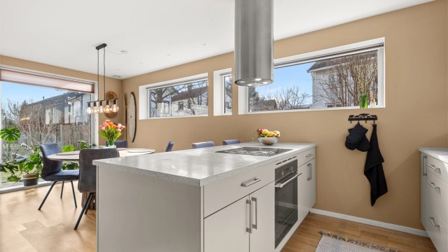 Kjøkkenøya er utstyrt med induksjonstopp og stekeovn. Alle hvitevarer medfølger.