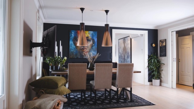 Spisestuen er et naturlig samlingspunkt mellom kjøkken og stue, med god plass til et stort spisebord