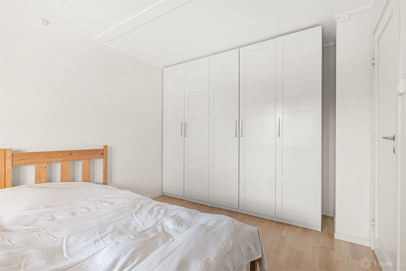 Hovedsoverommet har rikelig med garderobeplass og parkett på gulvet.