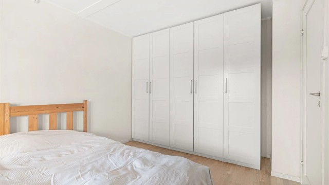 Hovedsoverommet har rikelig med garderobeplass og parkett på gulvet.