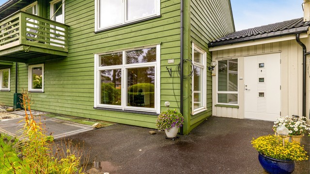 Trappefri og lett tilgjengelig adkomst til inngangspartiet.