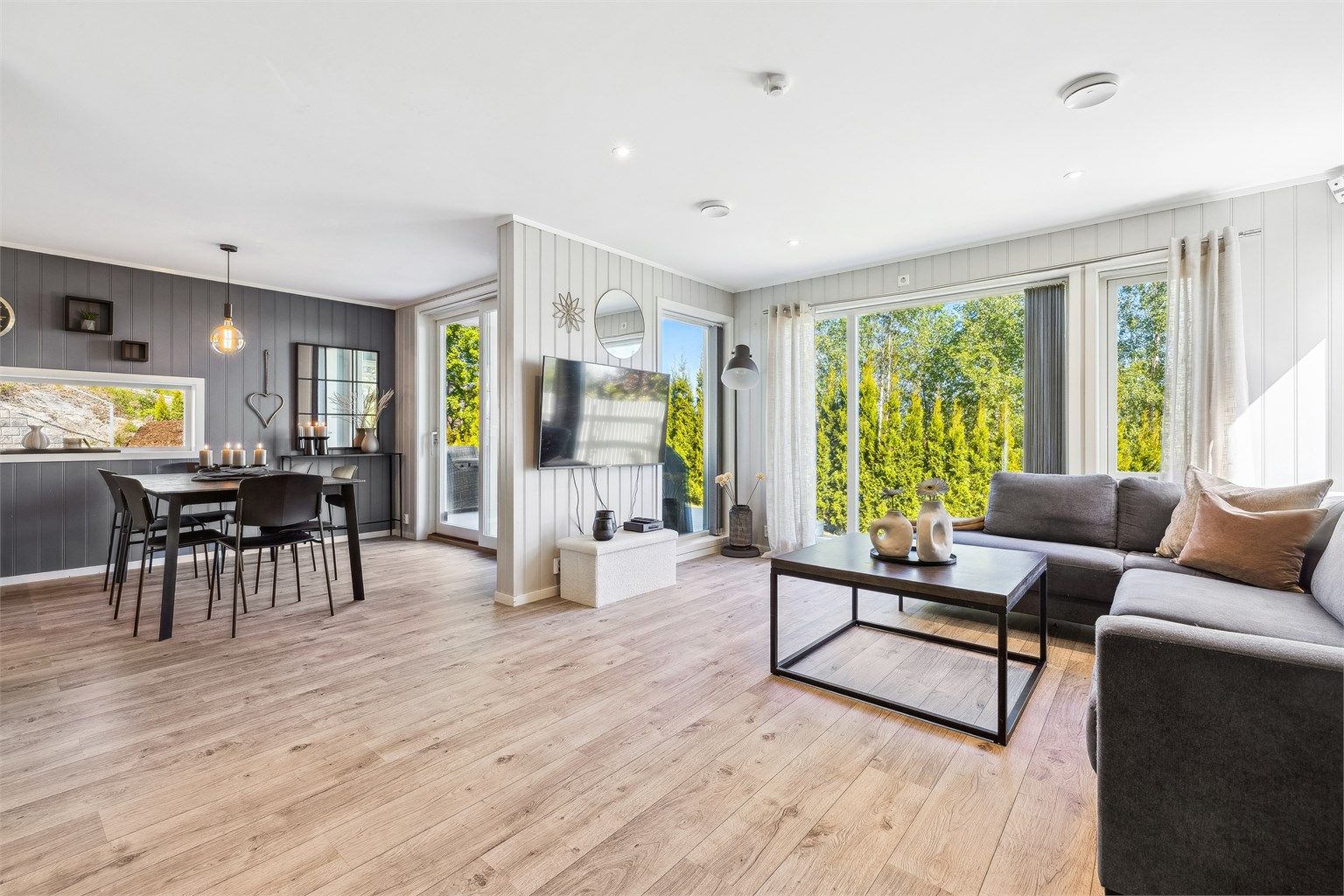 Tiltalende stue med god plass for sofa-løsning, spisegruppe og tilhørende møblement