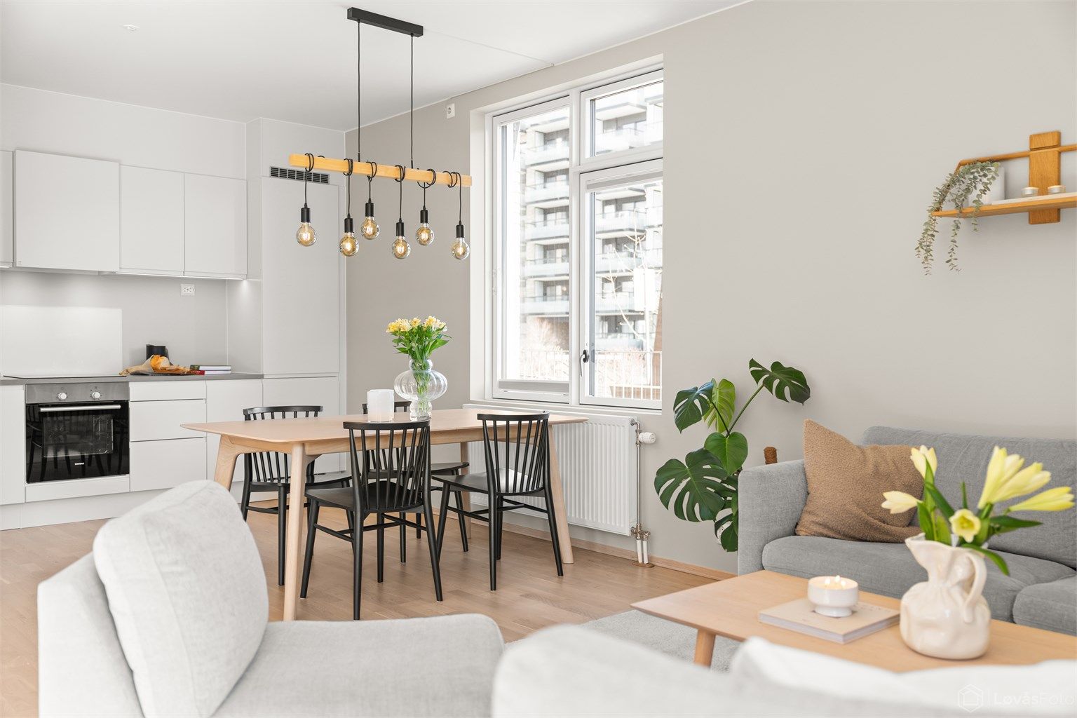 Den åpne løsningen mellom stue og kjøkken skaper en sosial sone med god plass til både spisebord og sofagruppe.