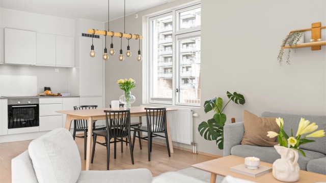 En usjenert og moderne 3-roms leilighet fra 2017 med en romslig markterrasse på hele 23 m². Her får du bl.a. gode solforhold, samt tilgang til heis og garasjeplass med elbillader.