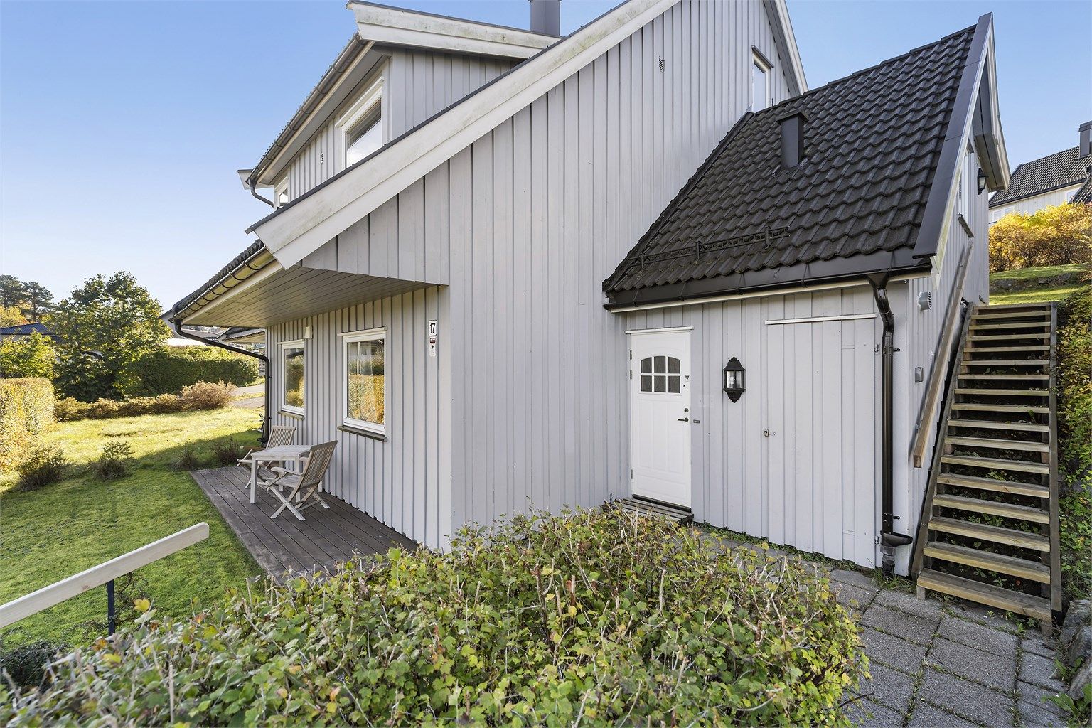 Hyggelig inngangsparti. Utvendig bod. 