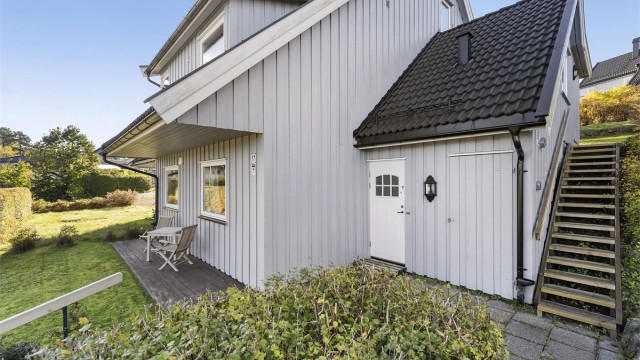 Hyggelig inngangsparti. Utvendig bod.