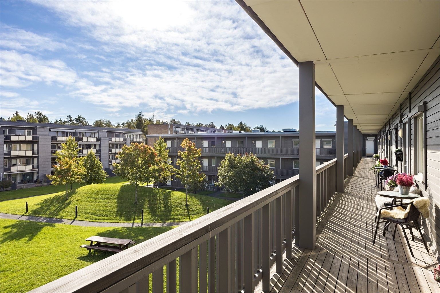 Leiligheten ligger i 3. etasje med heisadkomst. Inngang fra svalgang med uteplass og morgensol