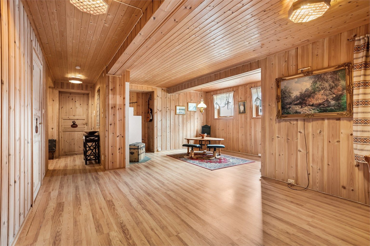 Kjellerstuen er et romslig rom med elektrisk gulvvarme. Underetasjen er godkjent som tilleggsdel, men deler er innredet/brukt som kjellerstue og soverom. Dette er rom for varig opphold og krever søknadspliktig bruksendring.