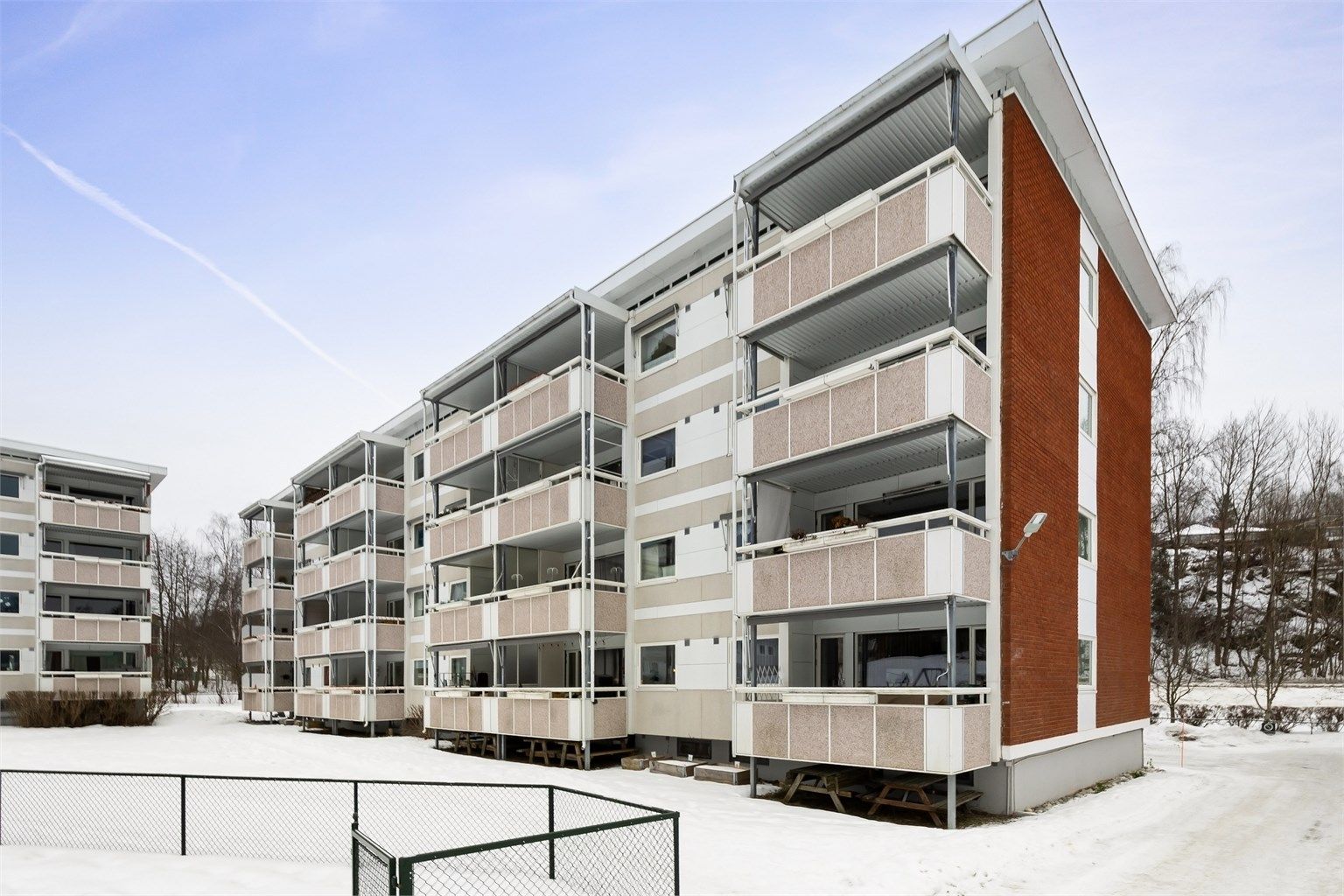 Her bor dere i et rolig og barnevennlig område med gangavstand til barnehager, skoler, buss, T-bane og mye mer