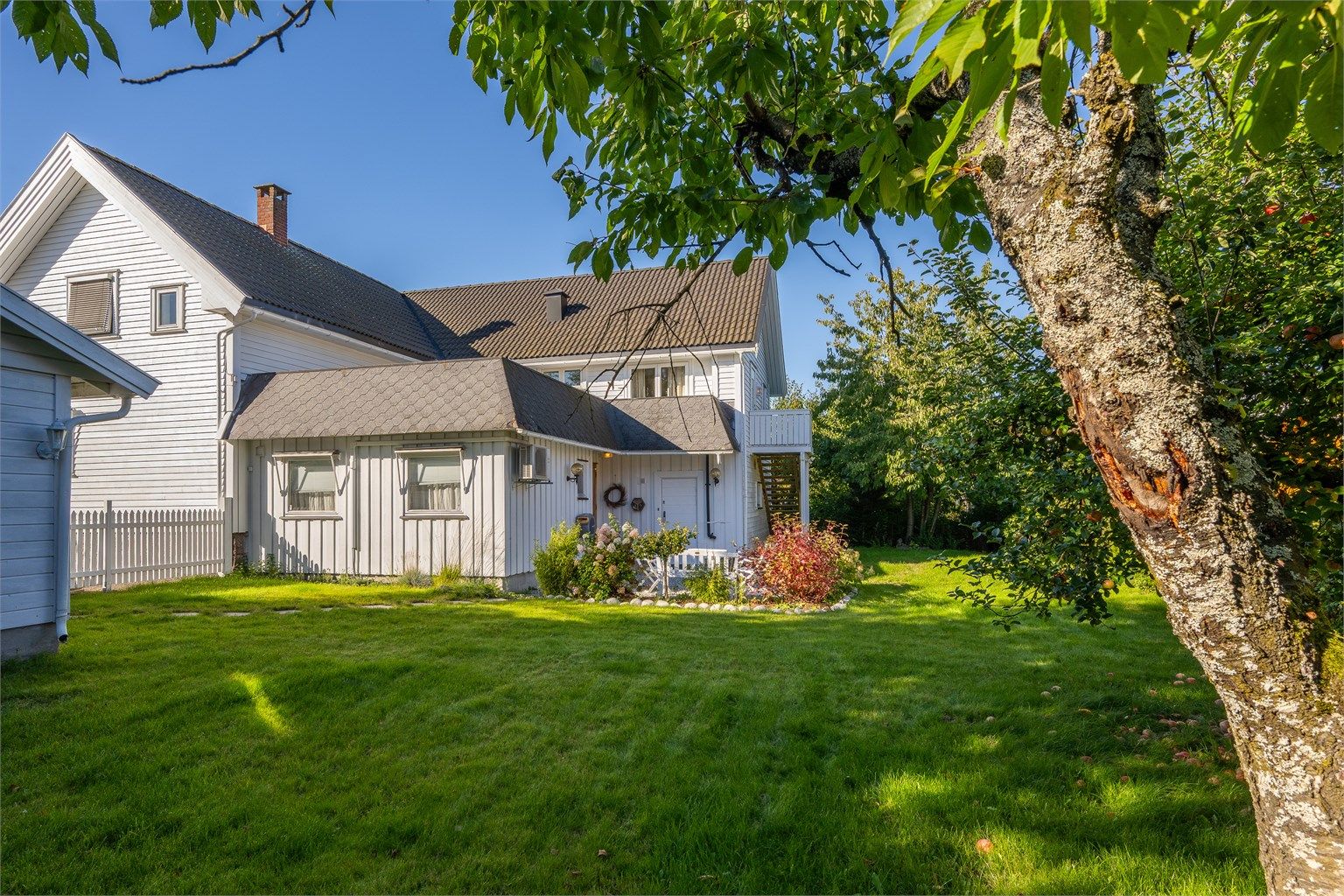 Det er en koselig og lun hage, avskjermet med gjerde og port. Perfekt for deg med barn eller hund! (Fotograf Kristian Bollæren/Fotofinish).