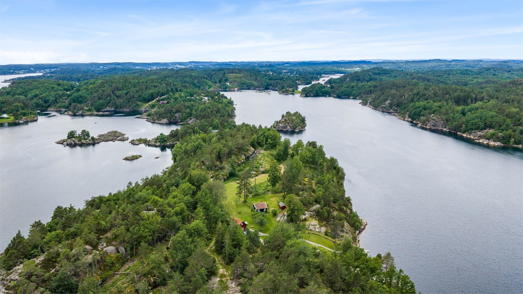 Finnskott ligger som en halvøy på Flosterøya, i indre Sørlandsleia mellom Arendal og Tvedestrand. Dette er en kyststrekning kjent for sitt rolige, skjermede farvann, sin rike skjærgård og sin særegne sørlandske natur - med bergknauser og tett furuskog.