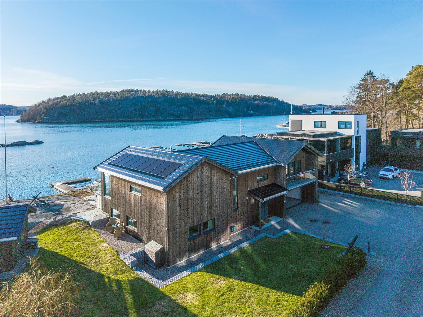 Stedet har fantastiske uteområder med fine plenområder, store terrasser og flott strandområde m.m,. En sjelden og unik strandeiendom! 