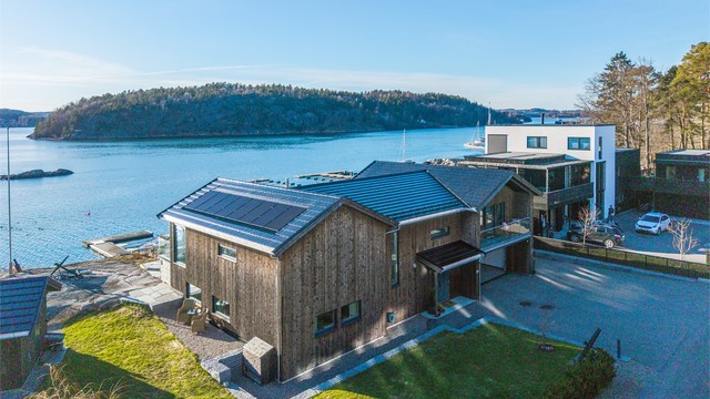 Stedet har fantastiske uteområder med fine plenområder, store terrasser og flott strandområde m.m,. En sjelden og unik strandeiendom!