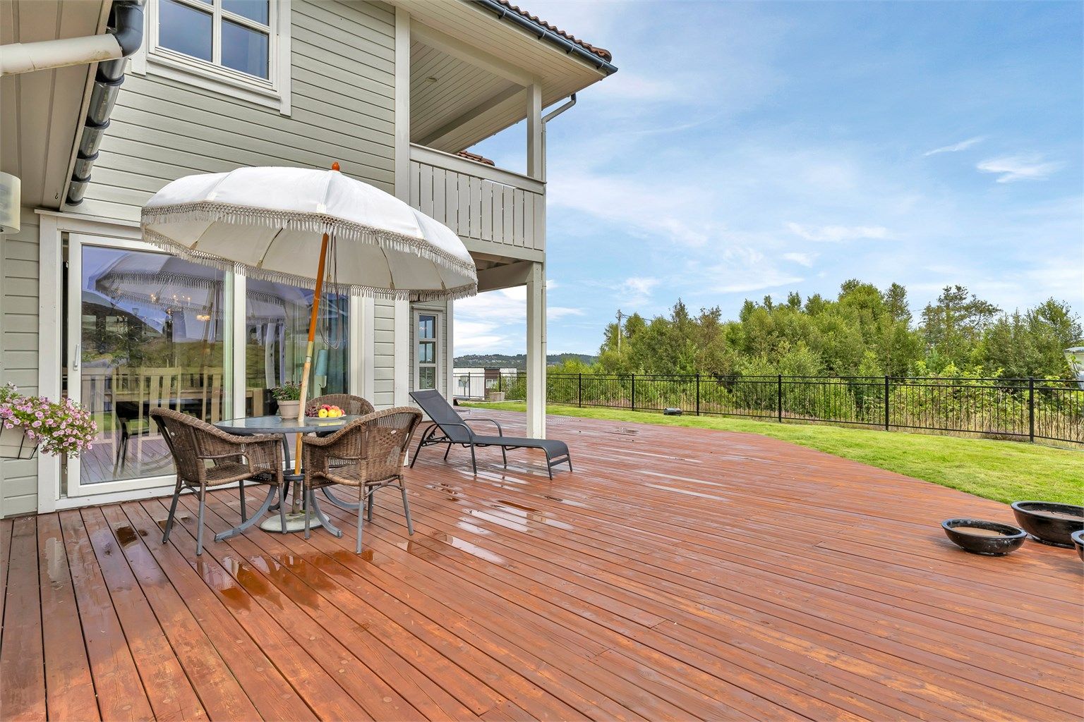 Sørvendt markterrasse på ca. 68 kvm. Det er sol på eiendommen fra tidlig morgen til sent på kveld midtsommers. 