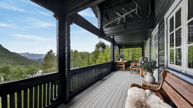 Verandaen har et areal som er oppmålt til 15m² og er overbygd. Det er og installert varmelampe, som gjør at uteplassen kan nytes store deler av døgnet