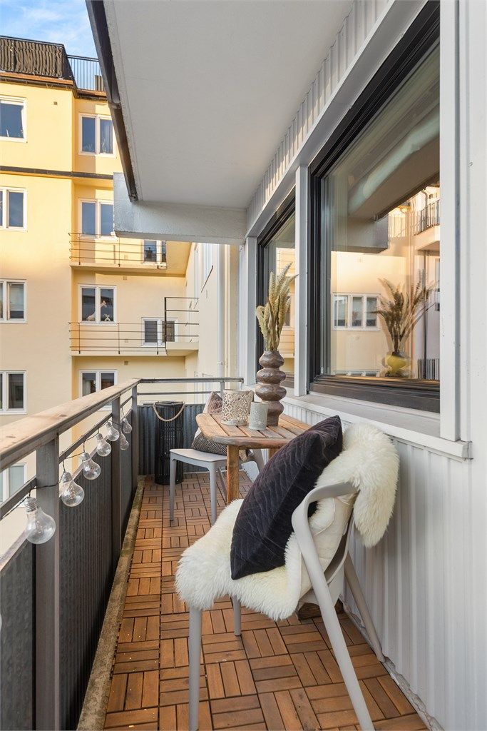 Hyggelig, sydvestvendt balkong vendt inn mot bakgård. 