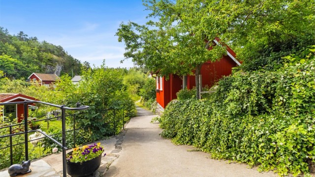 Gangstien fører gjennom den frodige og veletablerte hagen. Det er offentlig sti forbi huset og videre utover til Kalvenbrua bl.a.