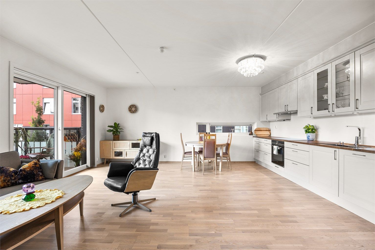 Åpen stue/kjøkkenløsning med god plass til en hyggelig spisegruppe om ønskelig, perfekt for å invitere venner og familie på middagsbesøk