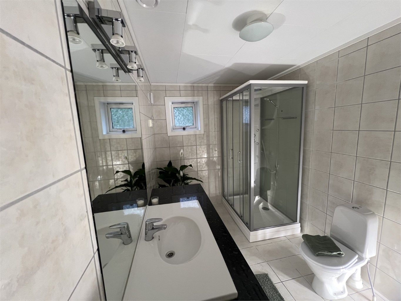 Badet i underetasjen har nytt dusjkabinett fra okt. 25'. 