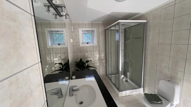 Badet i underetasjen har nytt dusjkabinett fra okt. 25'.