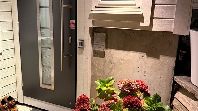 Inngangsparti mot nord. Bilde tatt av selger