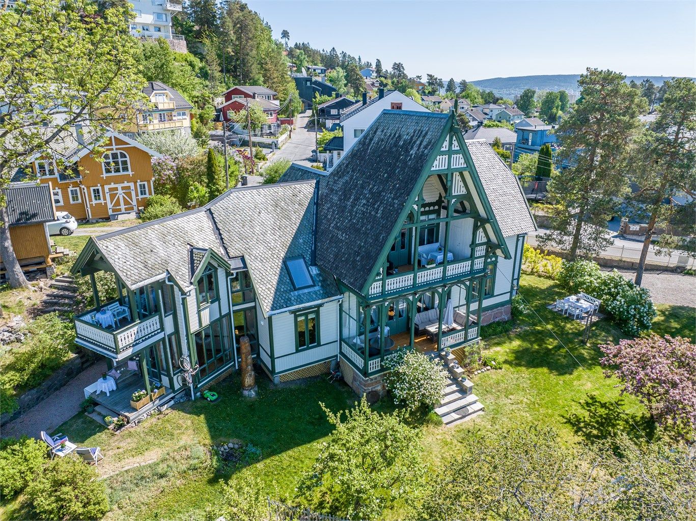 Boligen har totalt fire verandaer og en terrasse