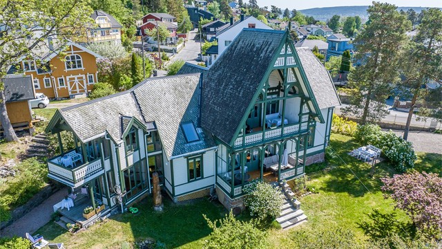 Boligen har totalt fire verandaer og en terrasse